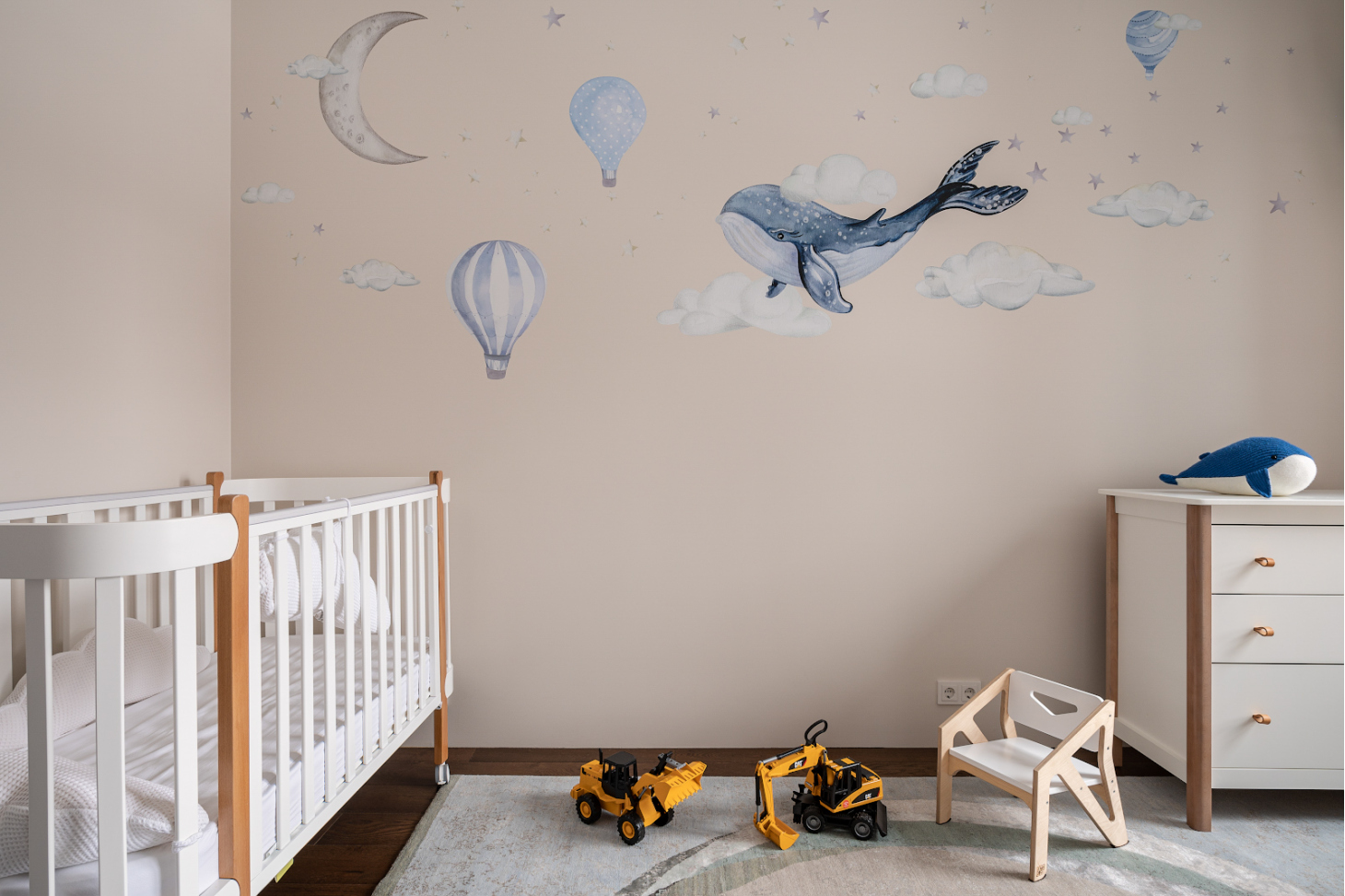 Детская комната с рисунками на стенах